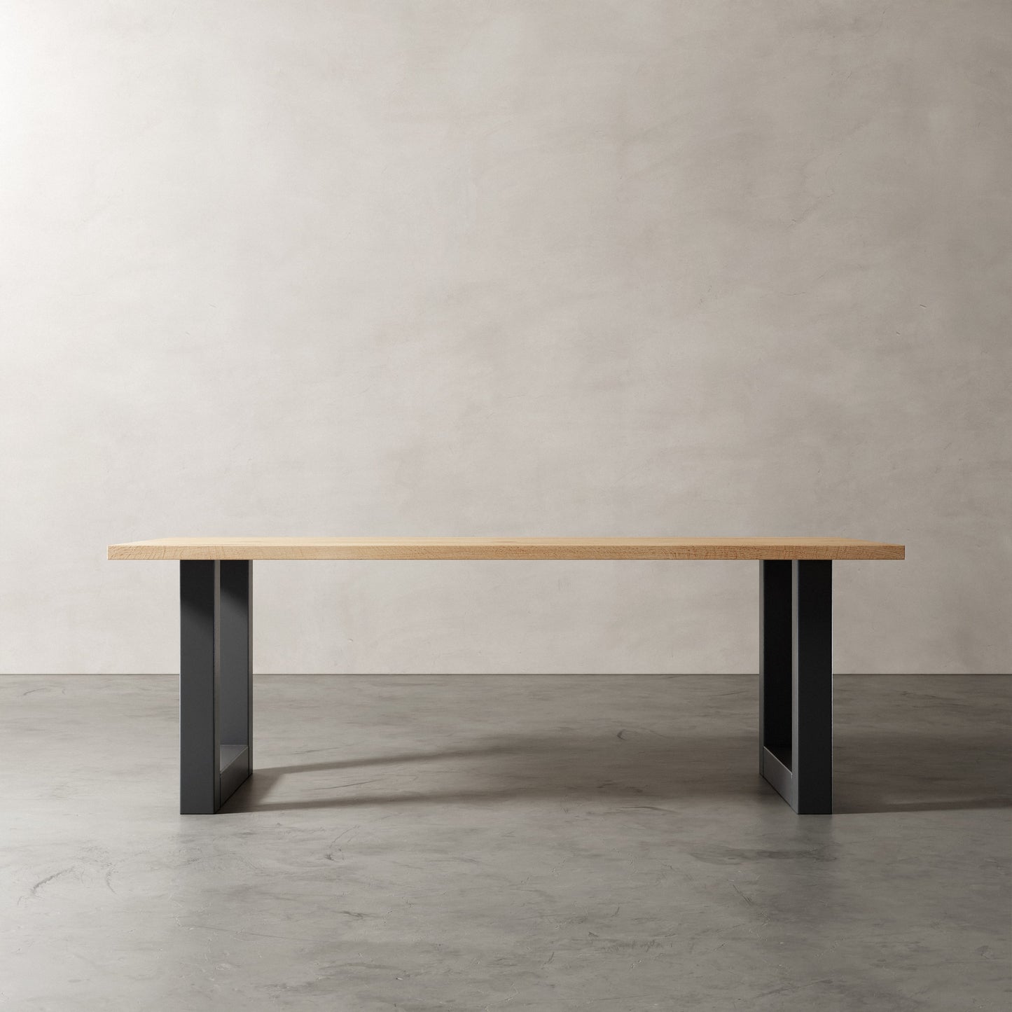 eiken tafel met metalen u poot aanzicht lange kant