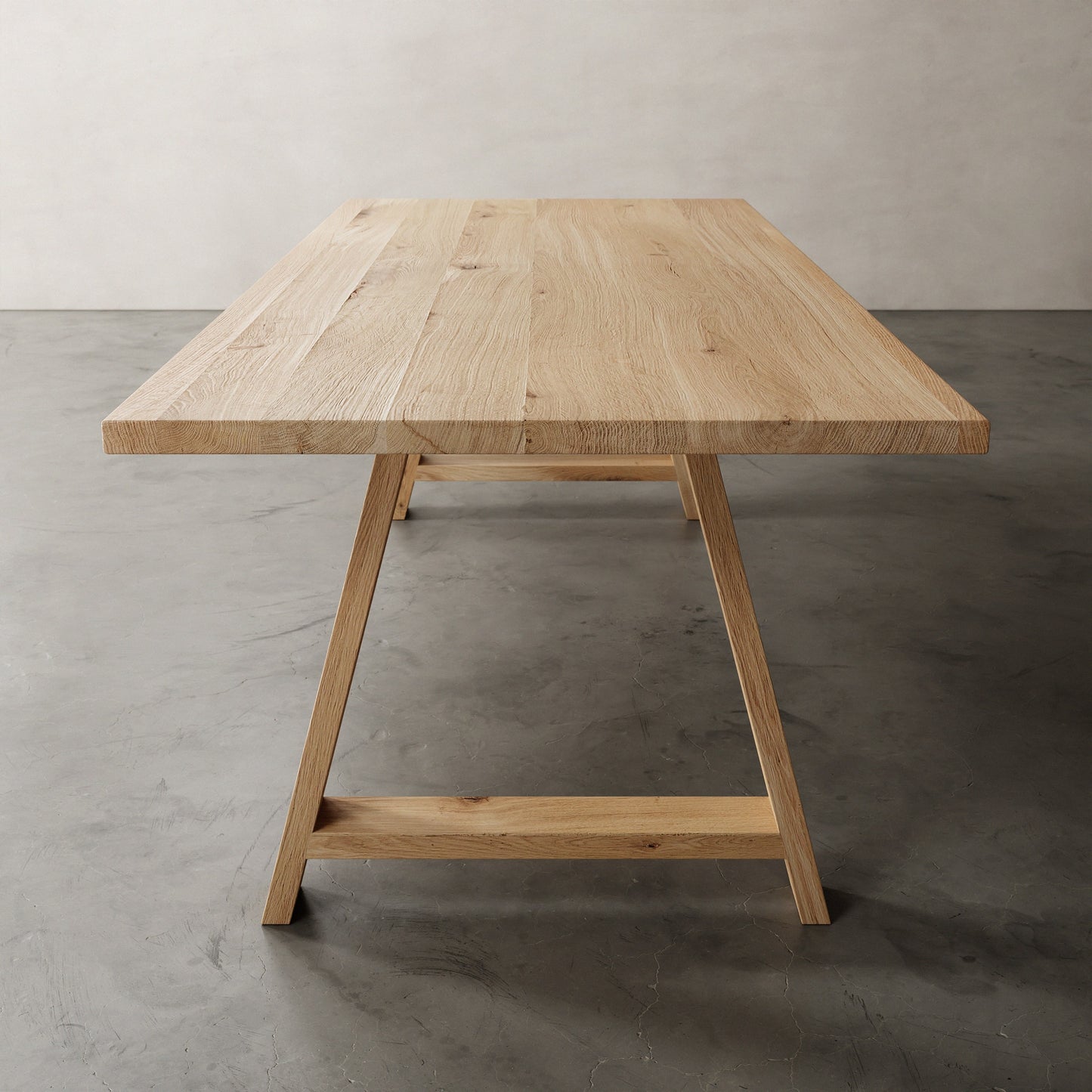 Eikenhouten tafel met houten A onderstel. Van kops perspectief