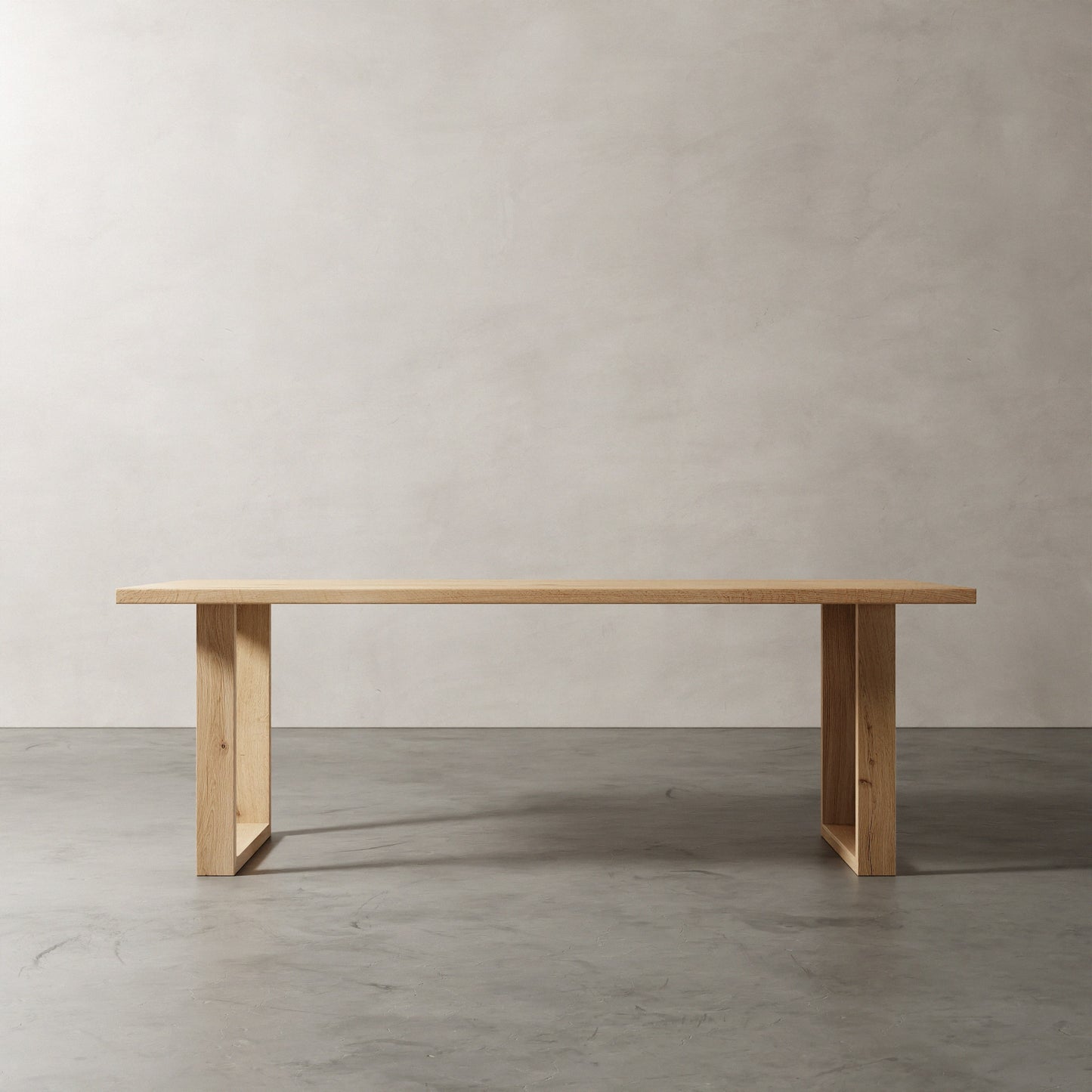 Eikenhouten tafel met houten u onderstel, aanzicht schuin