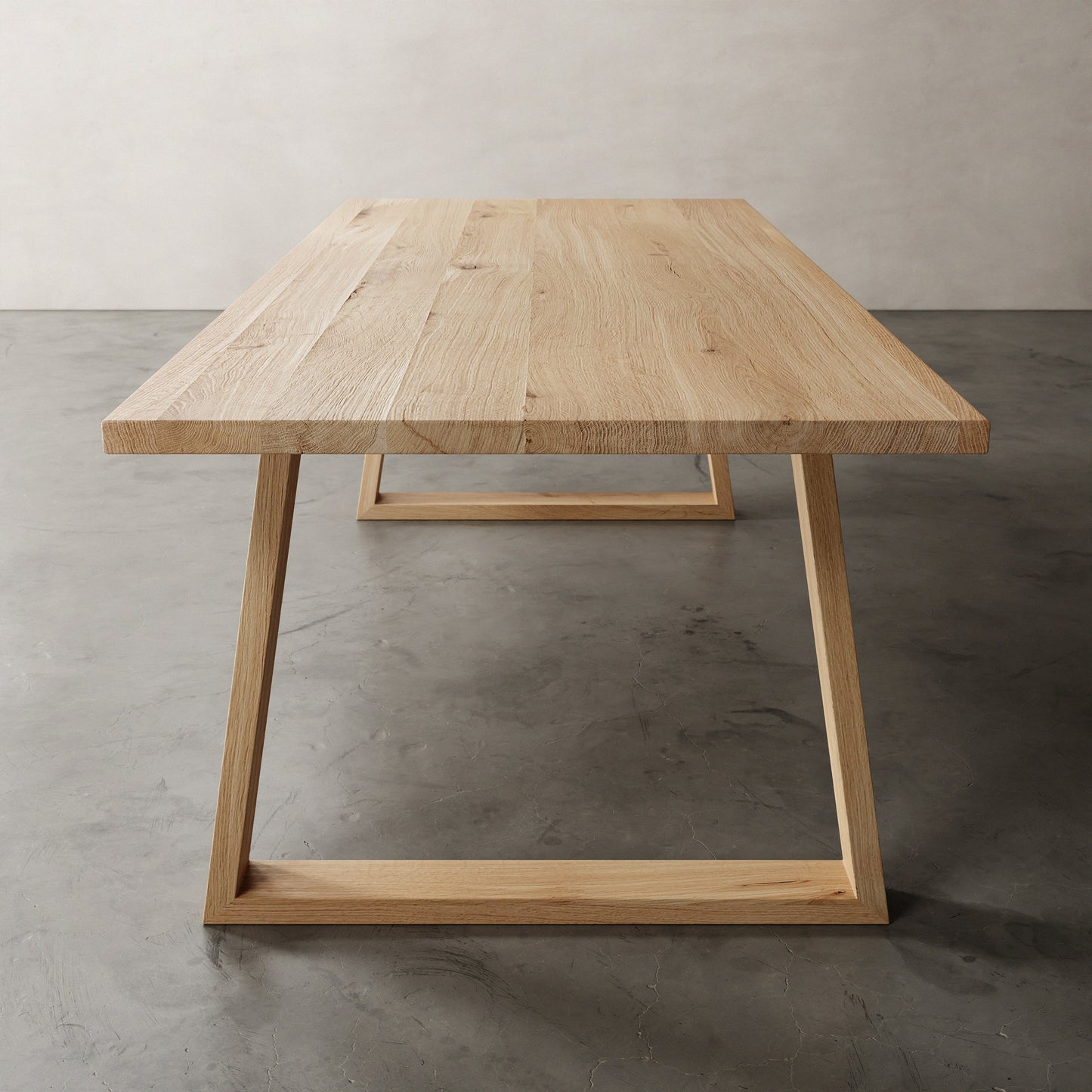 Eikenhouten tafel met houten trapezium onderstel. kops aanzicht