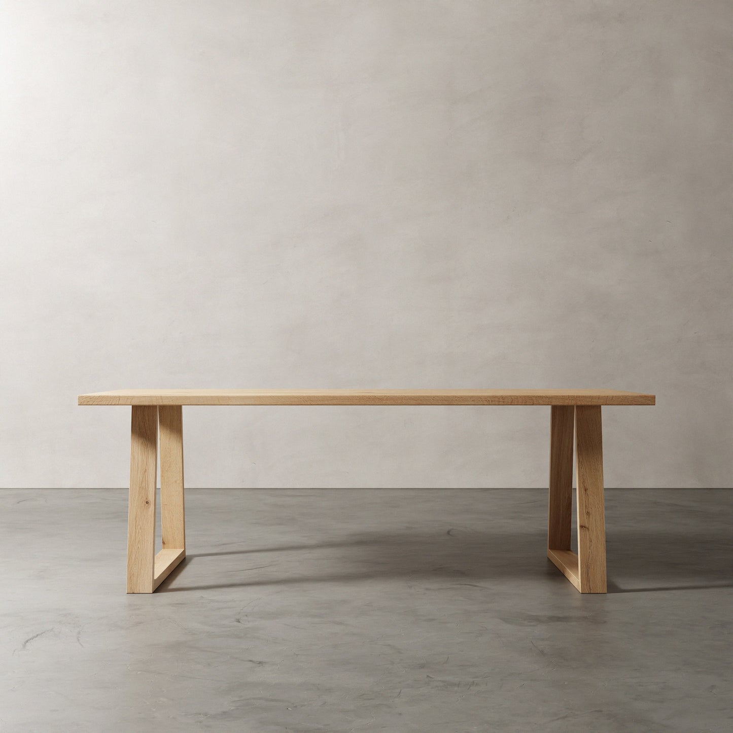 Eikenhouten tafel met houten trapezium onderstel. schuin aanzicht