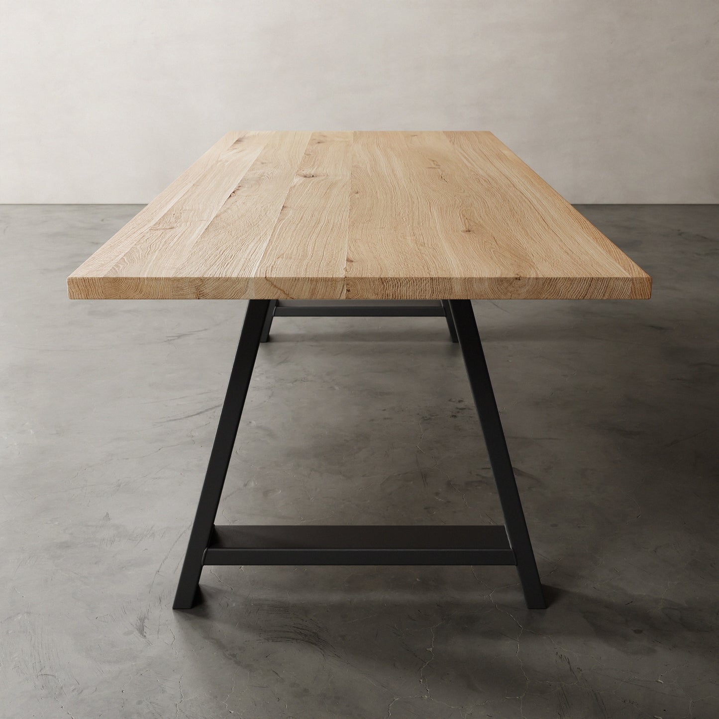Industriele Eikenhouten tafel met metalen A poot, aanzicht kops