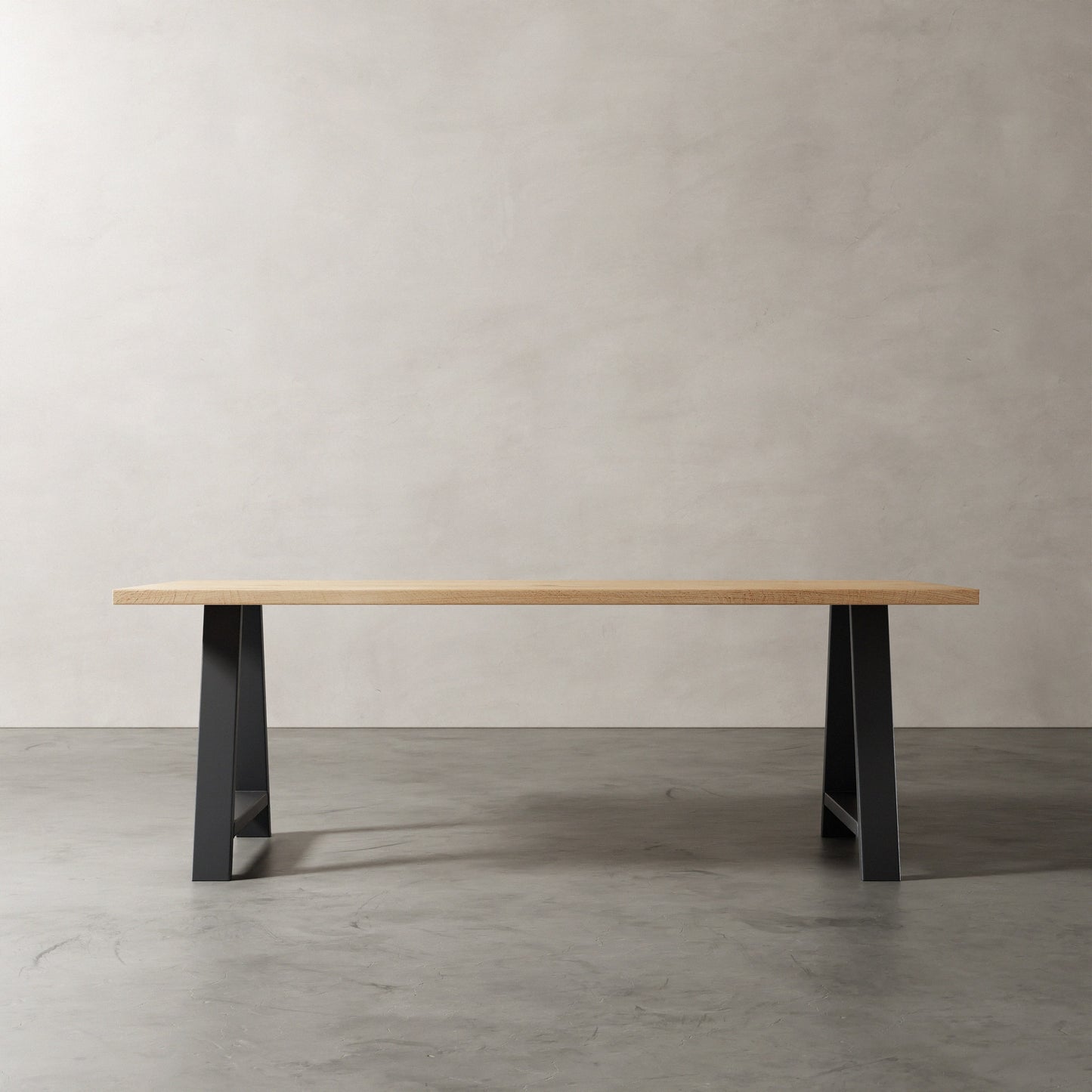 Industriele Eikenhouten tafel met metalen A poot, aanzicht schuin