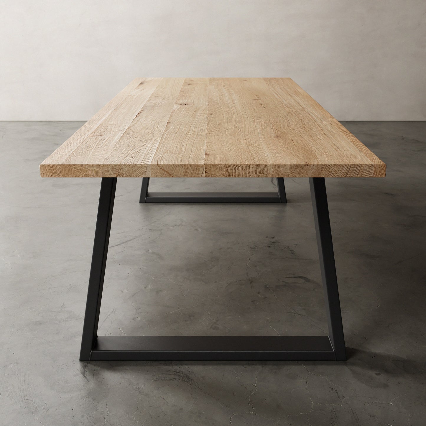 Industriële eikenhouten tafel met Metalen trapezium poot, aanzicht kops