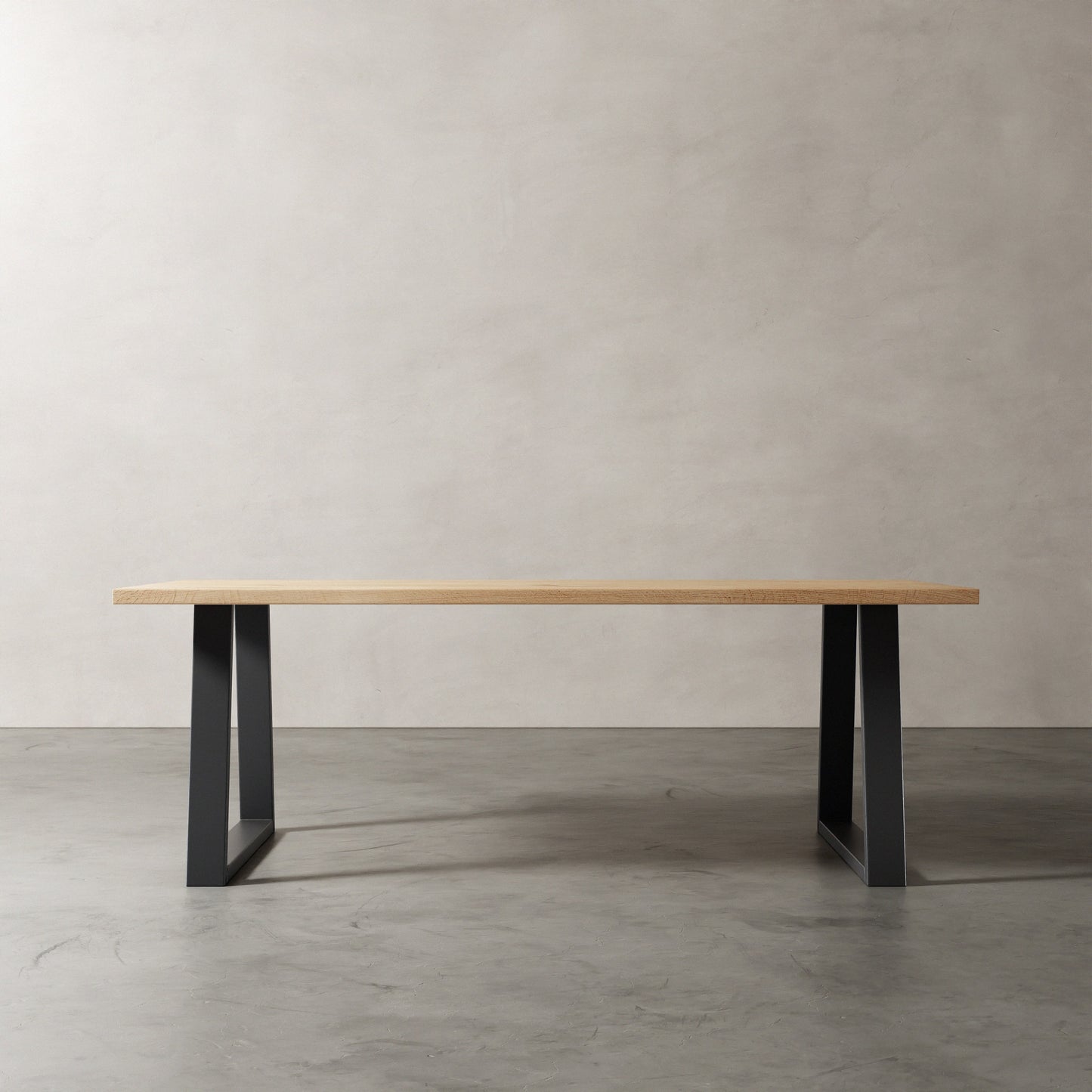 Industriële eikenhouten tafel met Metalen trapezium poot, aanzicht schuin