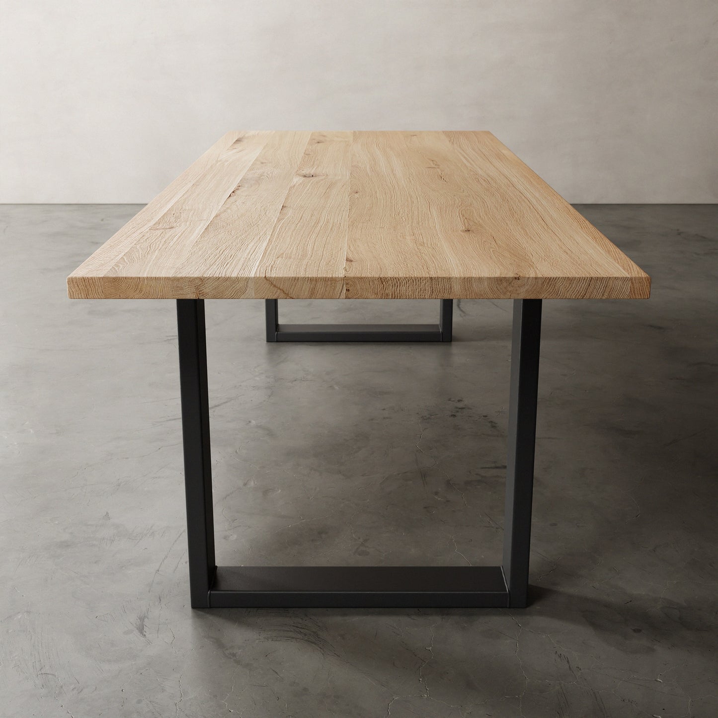 Industriele Eikenhouten tafel met metalen U poot, aanzicht kops
