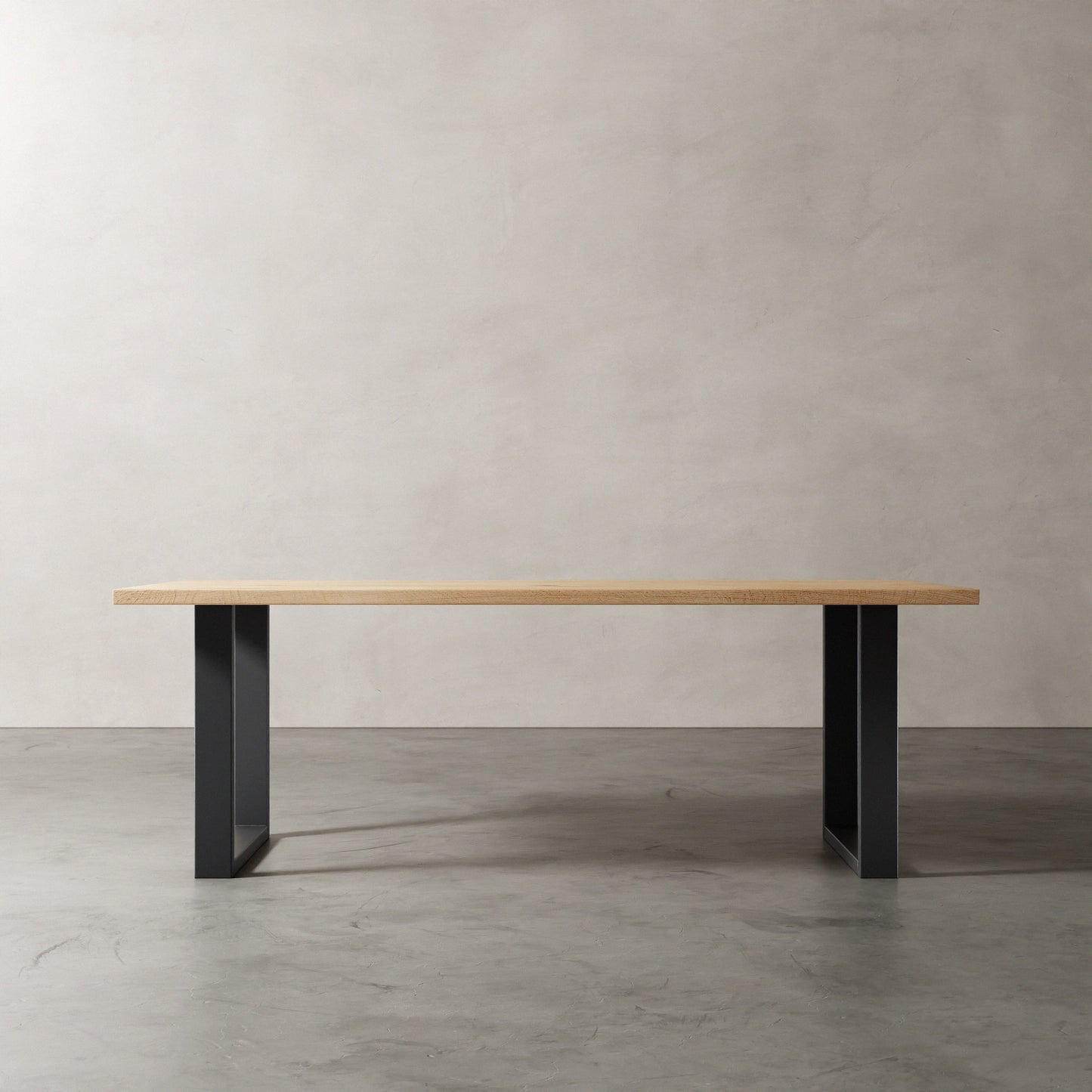 Industriele Eikenhouten tafel met metalen U poot, aanzicht schuin