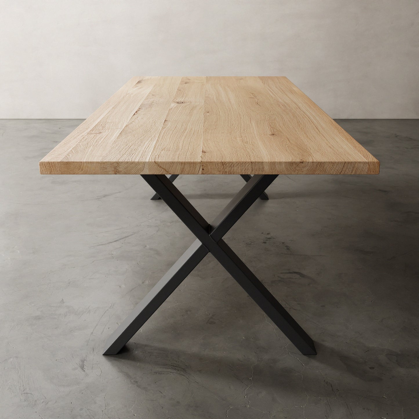 Industriële massief Eikenhouten tafel met metalen X poot, aanzicht kops