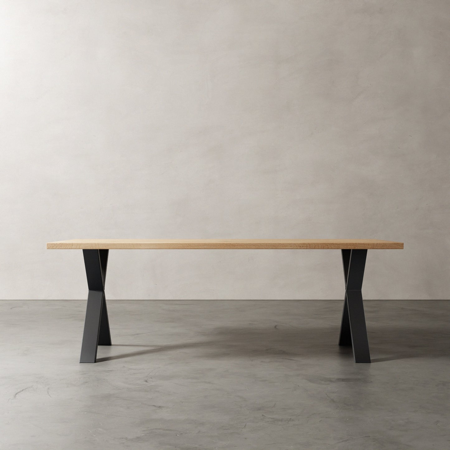 Industriële massief Eikenhouten tafel met metalen X poot, aanzicht schuin