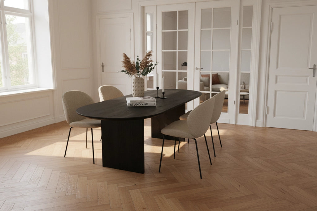 No Fuzz – Eiken Massieve Eettafel – Plat Ovaal – Ronde Rand – Zwarte Lak