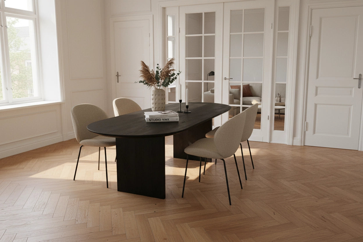 No Fuzz – Eiken Massieve Eettafel – Plat Ovaal – Ronde Rand – Zwarte Lak