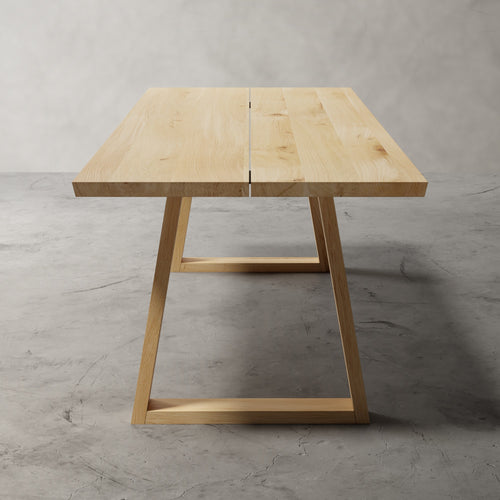 Atelier in naturel eiken vanaf de kop, met trapeziumframe, voetregel en naad in het blad