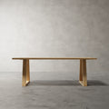 Eettafel Atelier in naturel eiken, vooraanzicht met trapeziumframes