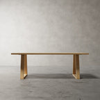 Eettafel Atelier in naturel eiken, vooraanzicht met trapeziumframes