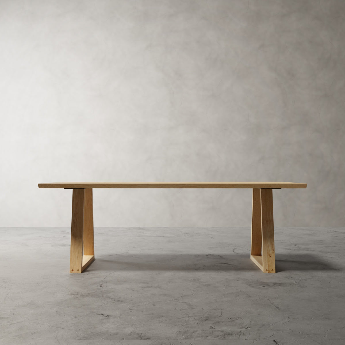 Eettafel Atelier in naturel eiken, vooraanzicht met trapeziumframes