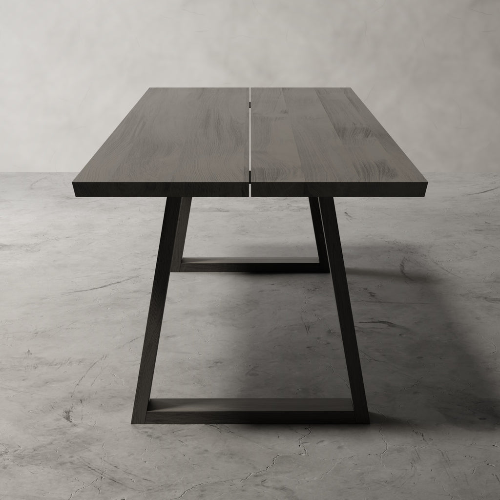 Atelier in zwart eiken vanaf de kop, met trapeziumframe, voetregel en naad in het blad