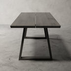 Atelier in zwart eiken vanaf de kop, met trapeziumframe, voetregel en naad in het blad