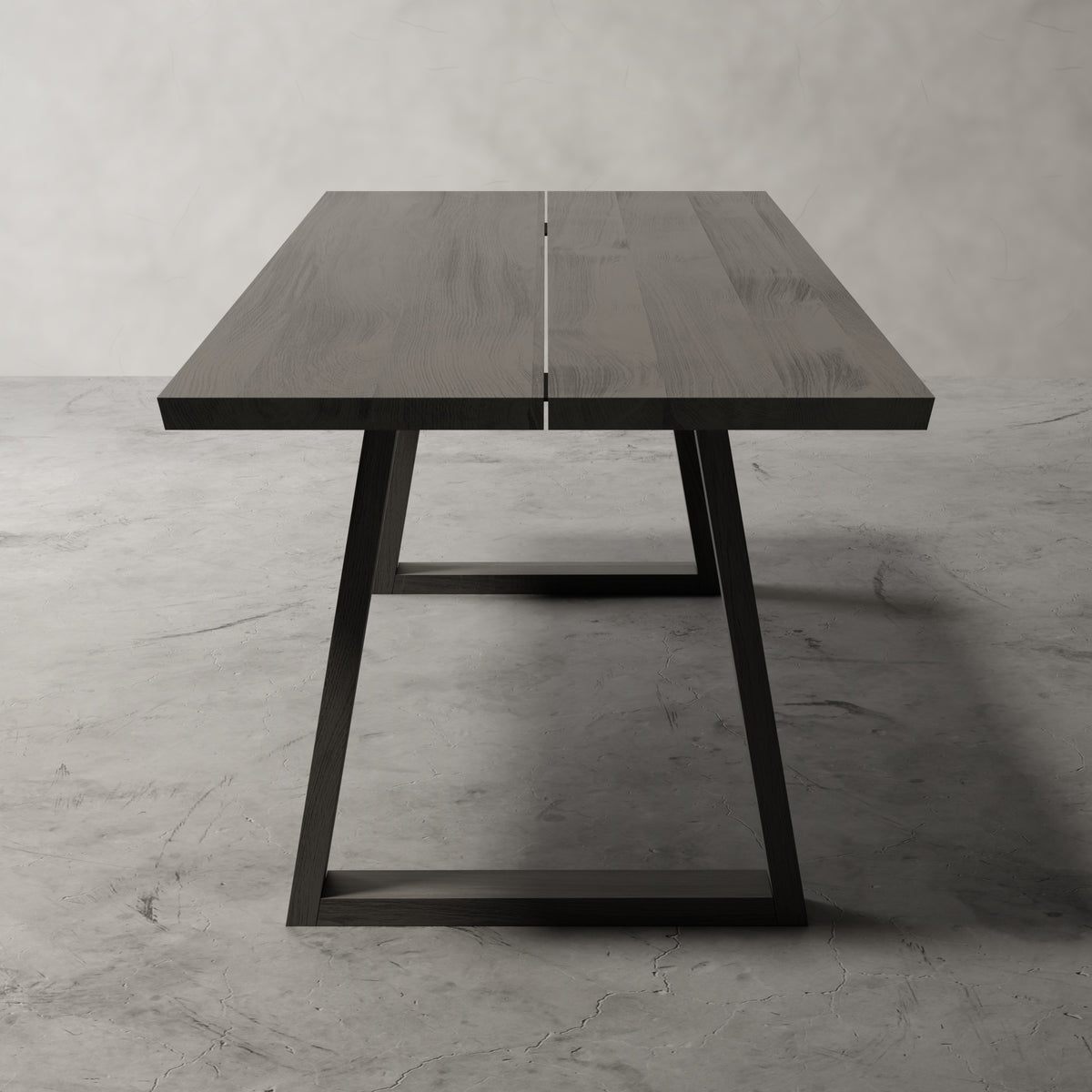 Atelier in zwart eiken vanaf de kop, met trapeziumframe, voetregel en naad in het blad