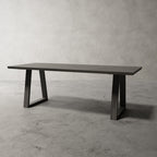 Atelier massief eiken eettafel in zwart eiken, schuin van voren