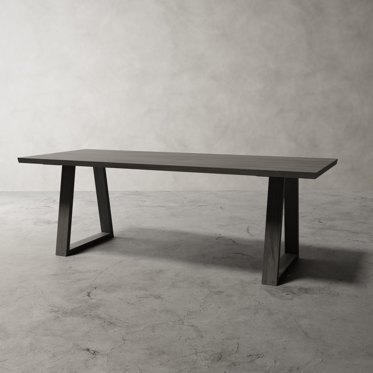 Atelier massief eiken eettafel in zwart eiken, schuin van voren