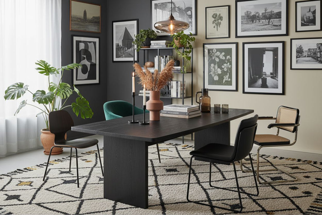 No Fuzz – Eiken Massieve Eettafel – Ton – Rechte Rand – Zwarte Lak