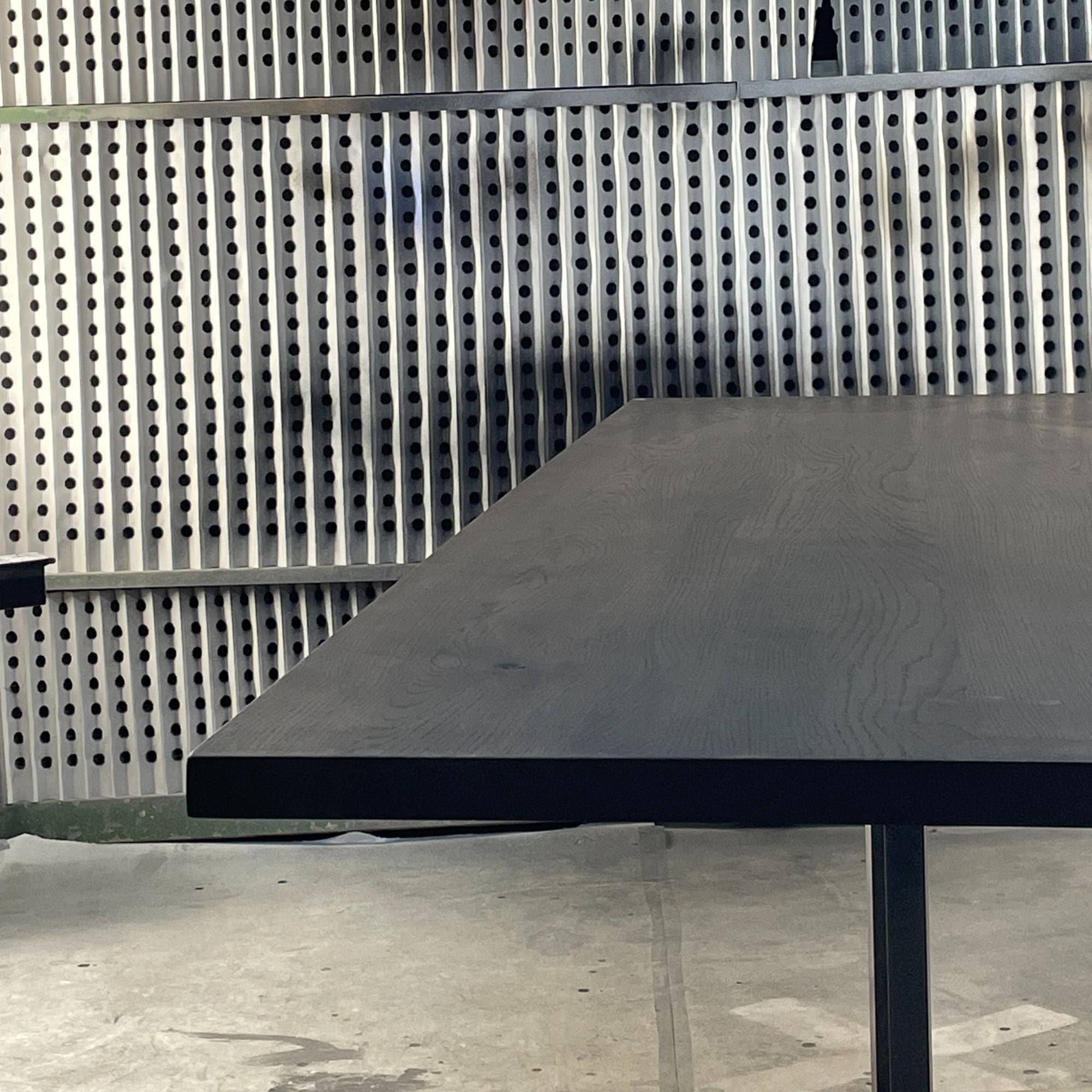 No Fuzz – Eiken Massieve Eettafel – Rechthoekig – Rechte Rand – Zwarte Lak