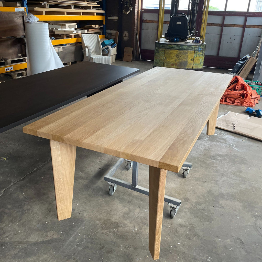 Lumiere – Eiken Massieve Eettafel – Rechthoekig – Rechte Rand – Naturel Lak