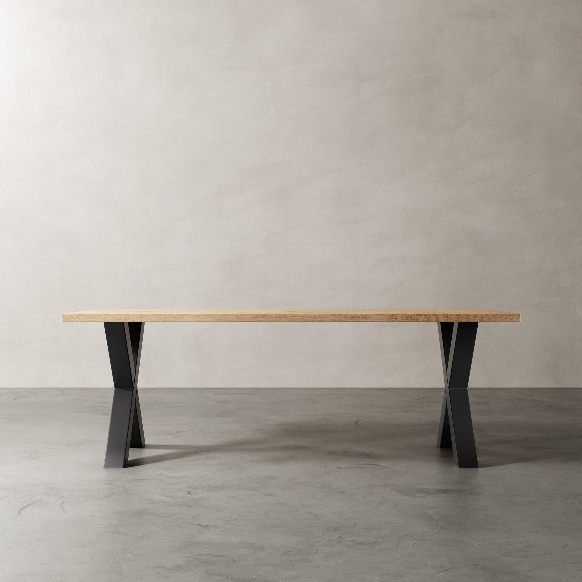 Industriële massief Eikenhouten eettafel met metalen X onderstel, aanzicht schuin
