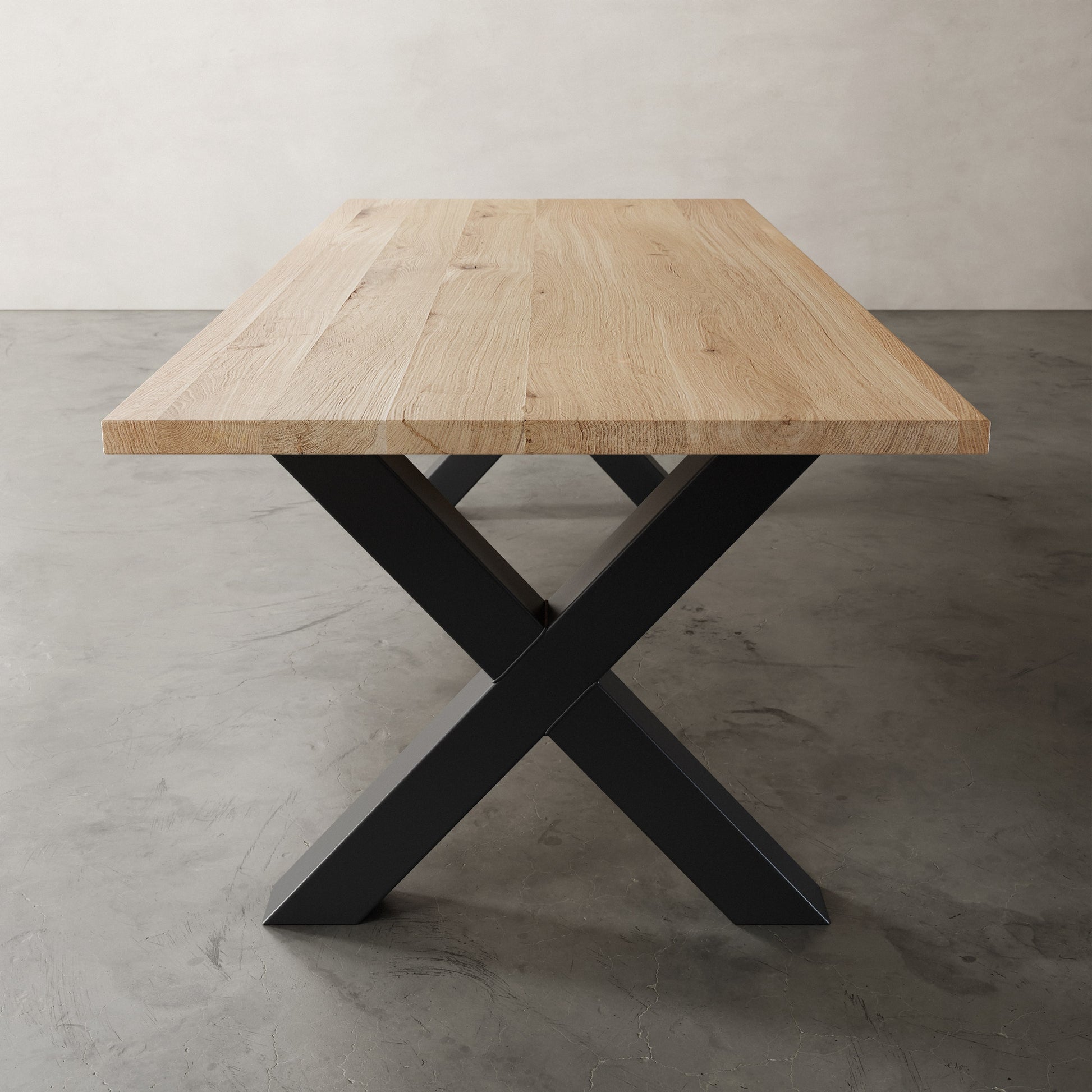 Industriële massief Eikenhouten eettafel met metalen X onderstel, aanzicht kops