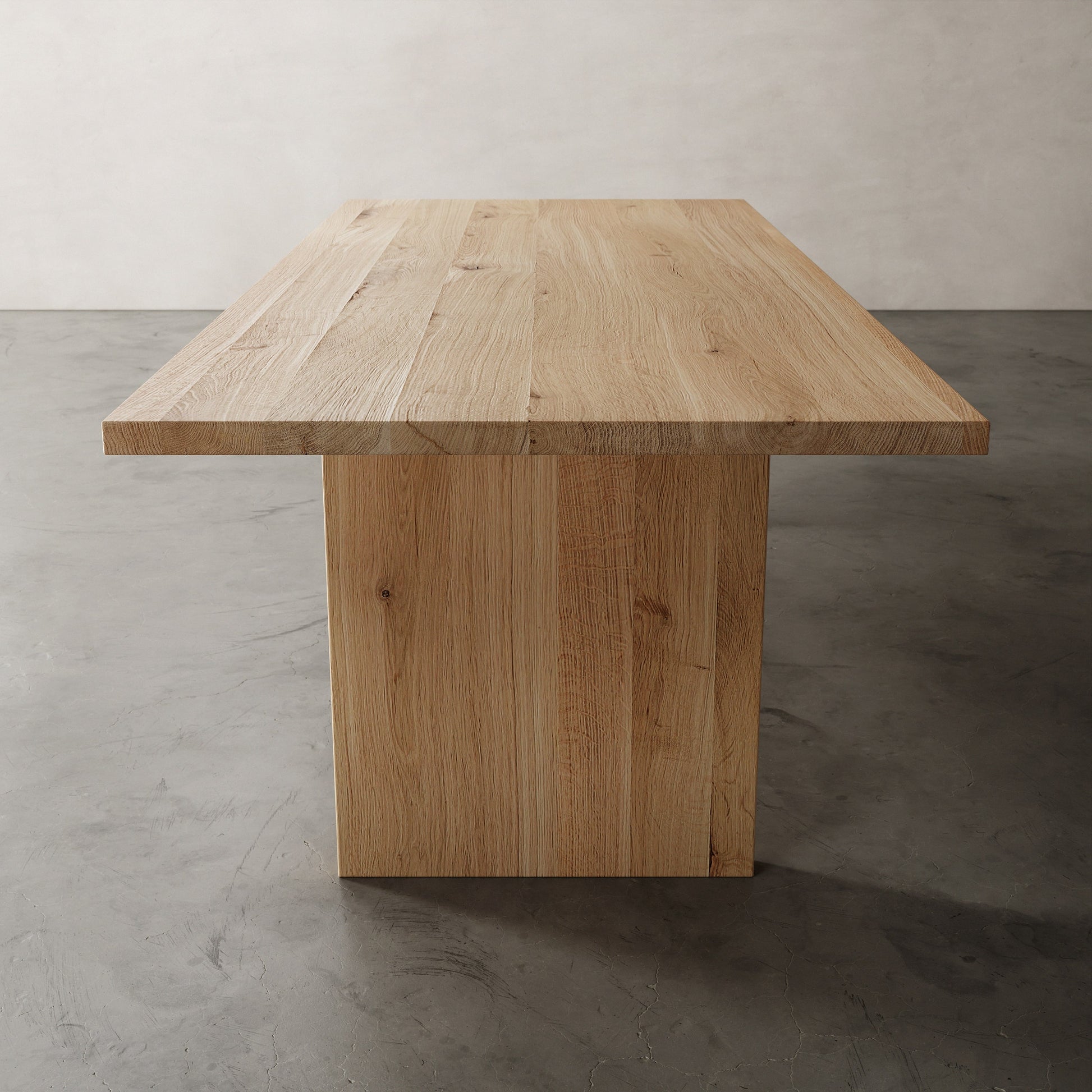 massief eikenhouten tafel met aanzicht kops
