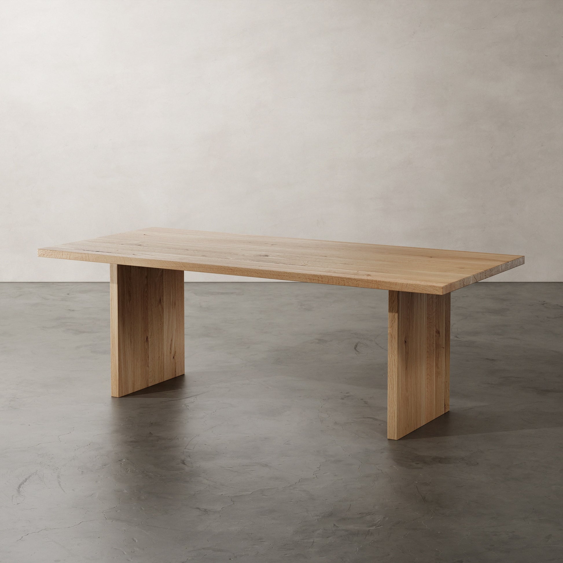 massief eikenhouten tafel met aanzicht schuin voor