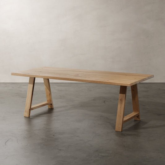 Eikenhouten tafel met houten A onderstel. Vanaf schuin boven perspectief