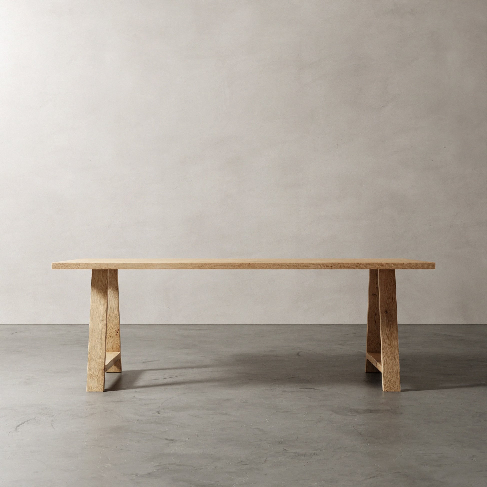Eikenhouten tafel met houten A onderstel. Vanaf schuinperspectief