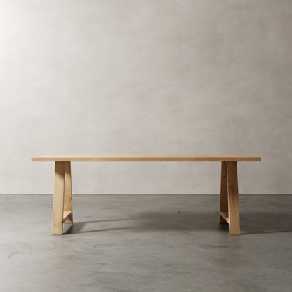 Eikenhouten tafel met houten A onderstel. Vanaf schuinperspectief