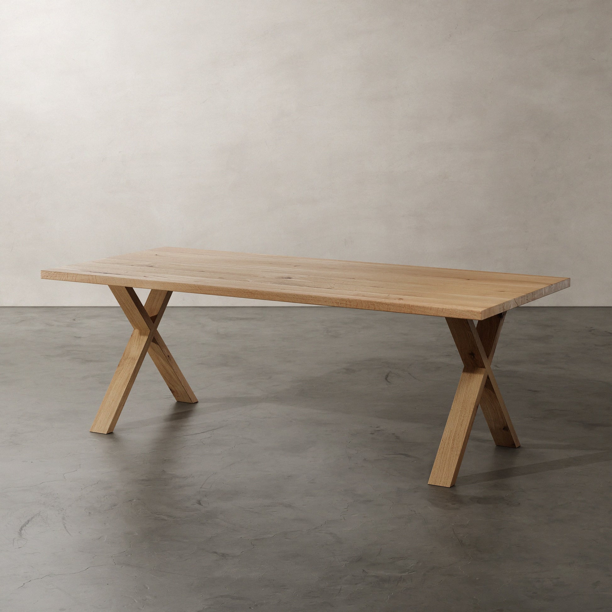 Eikenhouten tafel met x onderstel, schuin