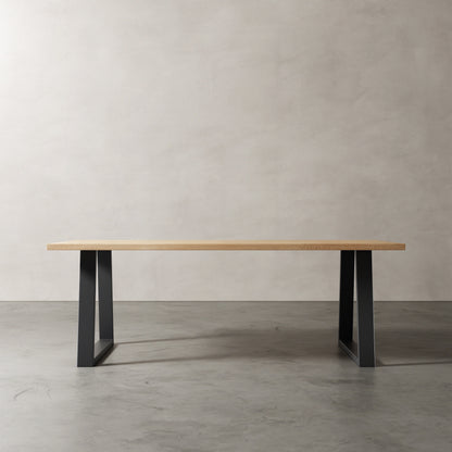 Industriële eikenhouten tafel met Metalen trapezium poot, aanzicht schuin