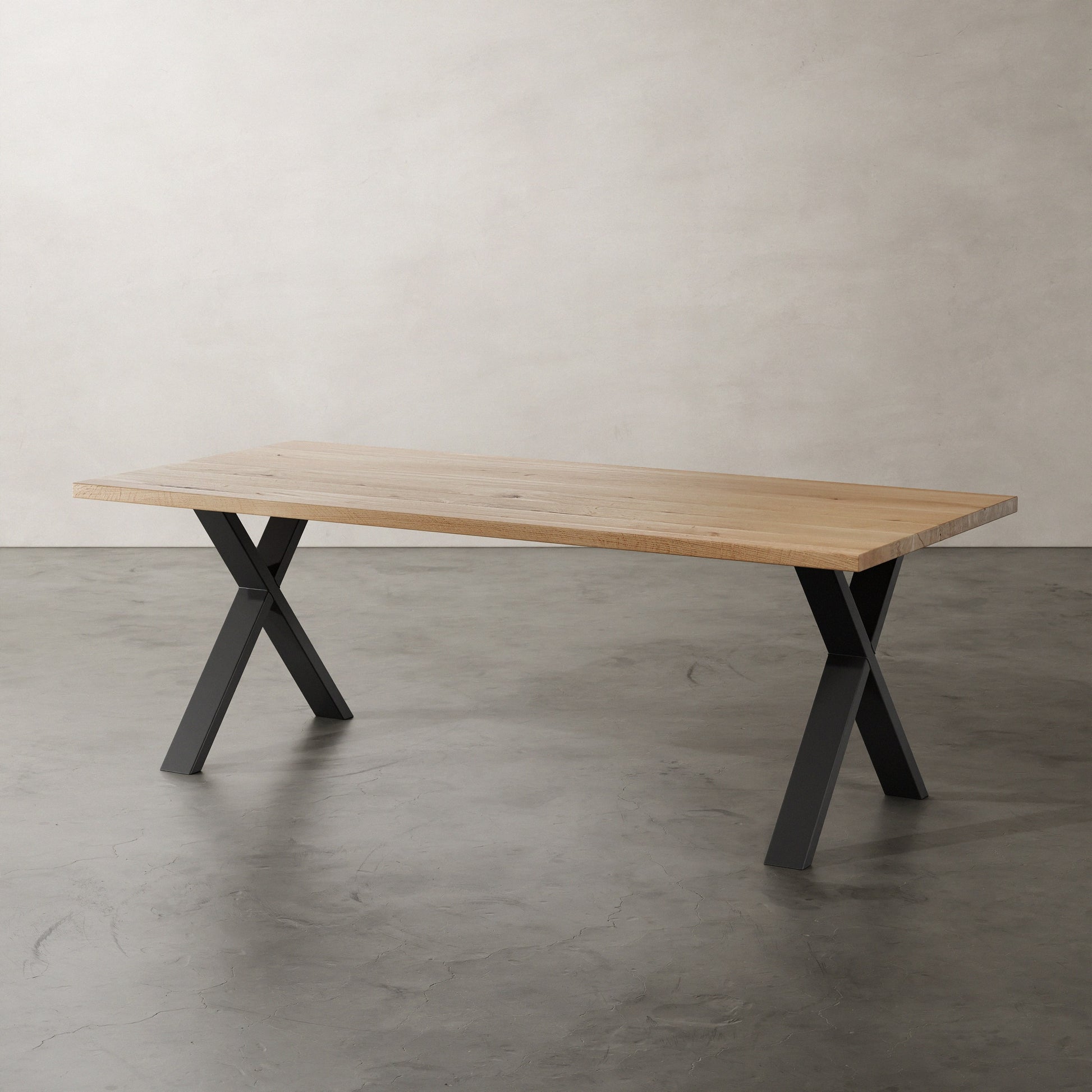 Industriële massief Eikenhouten tafel met metalen X poot, aanzicht schuin boven