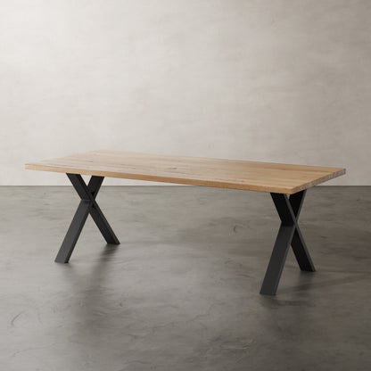 Industriële massief Eikenhouten tafel met metalen X poot, aanzicht schuin boven